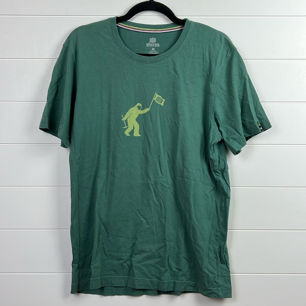 EUC Sherpa big foot flag t-shirt green Sasquatch comfy